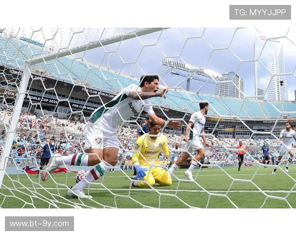 如何在足球决赛中优雅地庆祝对方的胜利与表现