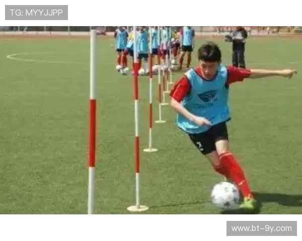 男生足球绕杆技巧全面解析从基础到进阶的实战攻略